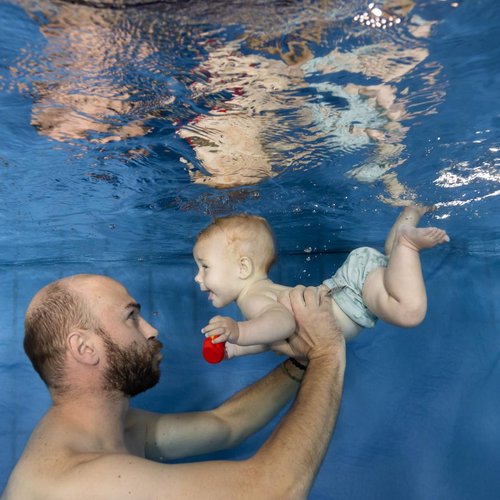 onderwater papa en baby
