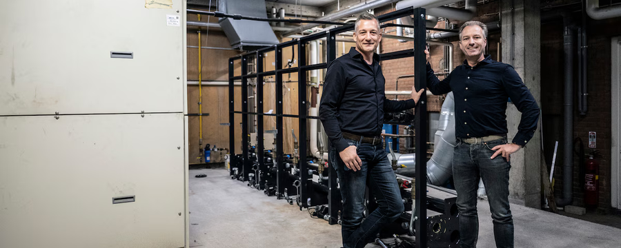 sportfondsendirecteur-martijn-koop-links-en-jan-loermans-van-radboud-universiteit-in-de-ketelruimte-van-zwembad-west