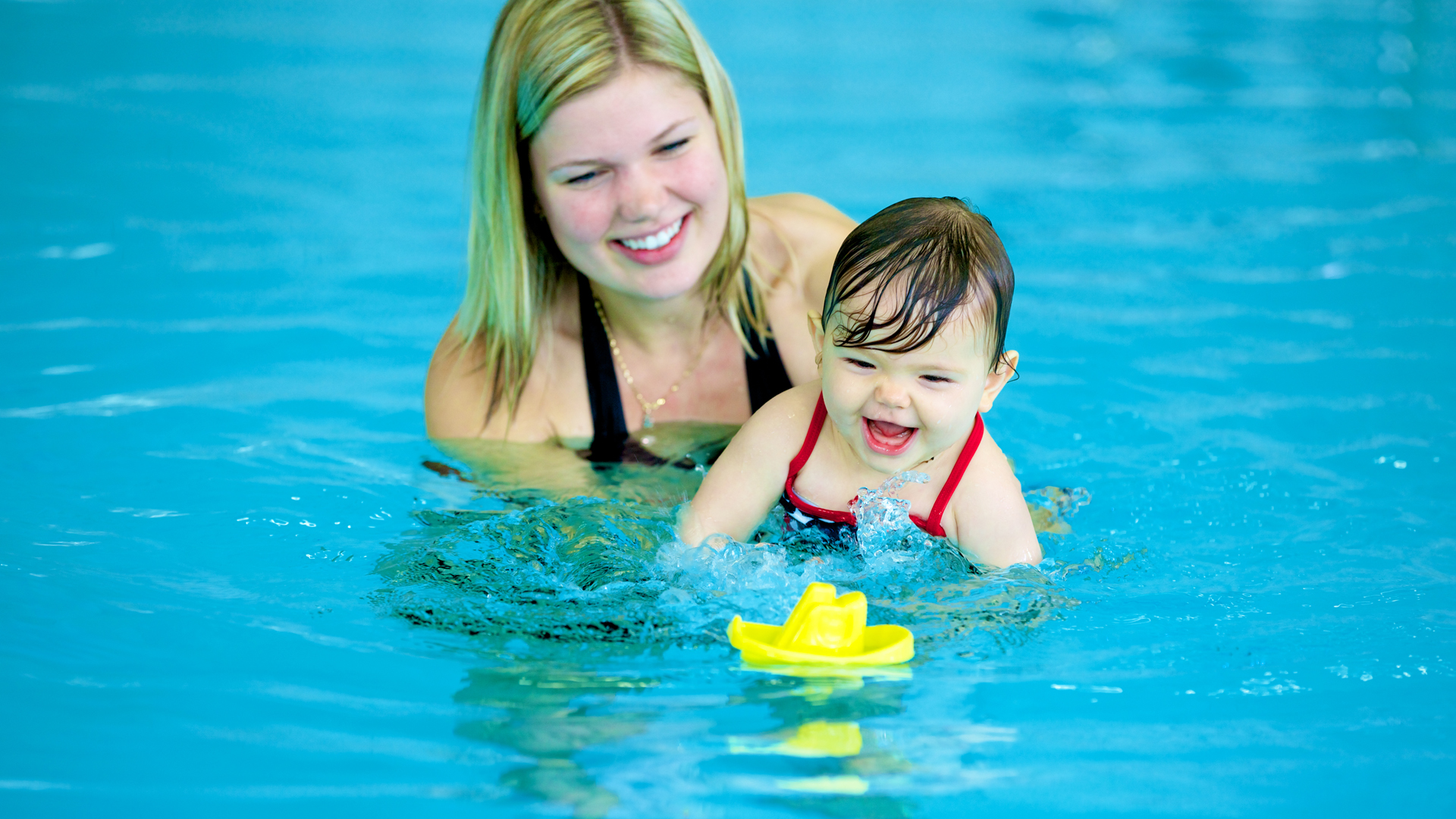 Gemengd Ongelofelijk Laboratorium Samen zwemmen met je kindje; genieten en plezier maken.